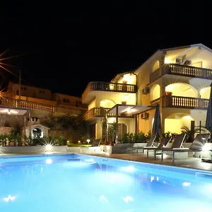 apartments-bago.hotels-in-trogir.com/